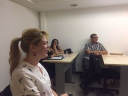 Membros do Sindescritores/DF atentos à reunião: Verônica Vincenza (em primeiro plano), Vânia Gomes e Lindoberto Ribeiro (ao fundo)
